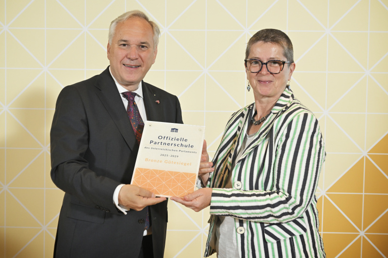 Verleihung des Gütesiegels. Nationalratspräsident Walter Rosenkranz (FPÖ) (links)