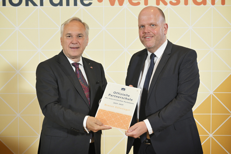 Verleihung des Gütesiegels. Nationalratspräsident Walter Rosenkranz (FPÖ) (links)