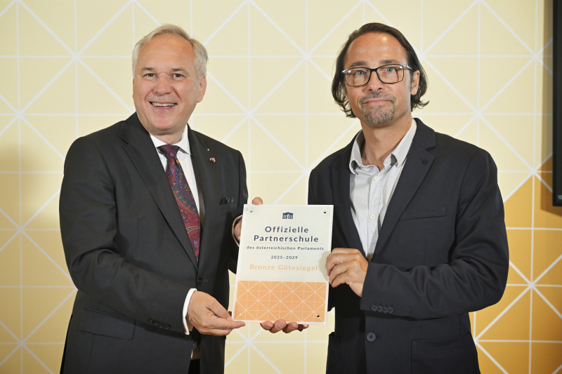 Verleihung des Gütesiegels. Nationalratspräsident Walter Rosenkranz (FPÖ) (links)