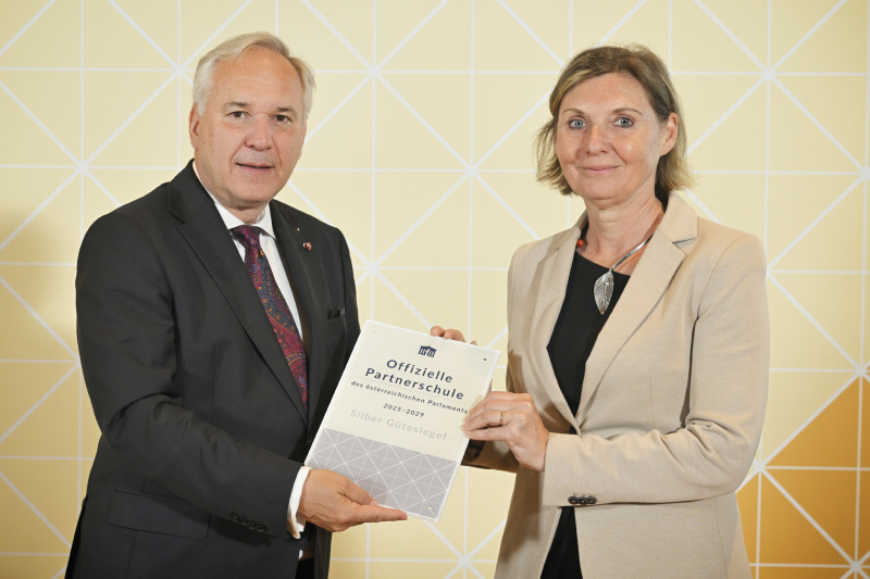 Verleihung des Gütesiegels. Nationalratspräsident Walter Rosenkranz (FPÖ) (links)