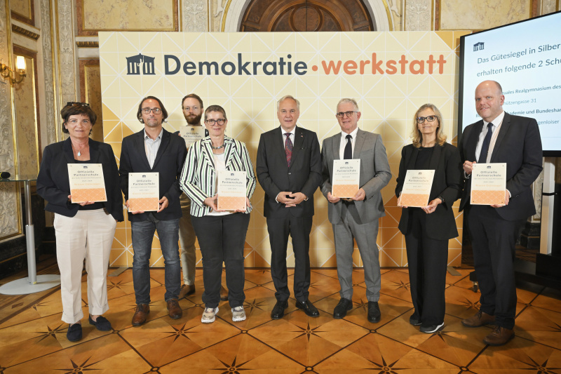 Gruppenfoto. Nationalratspräsident Walter Rosenkranz (FPÖ) (4. von rechts)