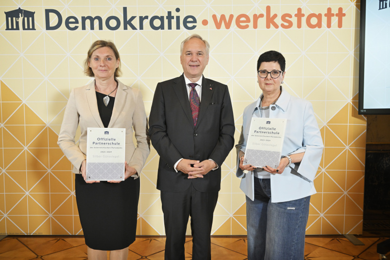 Verleihung des Gütesiegels. Nationalratspräsident Walter Rosenkranz (FPÖ) (Mitte)