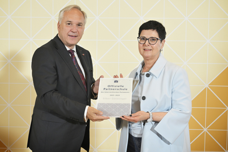 Verleihung des Gütesiegels. Nationalratspräsident Walter Rosenkranz (FPÖ) (links)