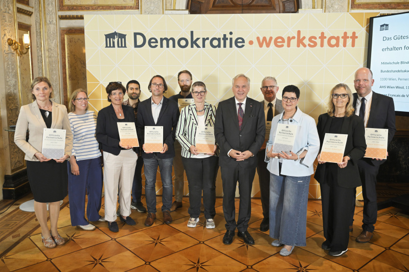 Gruppenfoto. Nationalratspräsident Walter Rosenkranz (FPÖ) (5. von rechts)