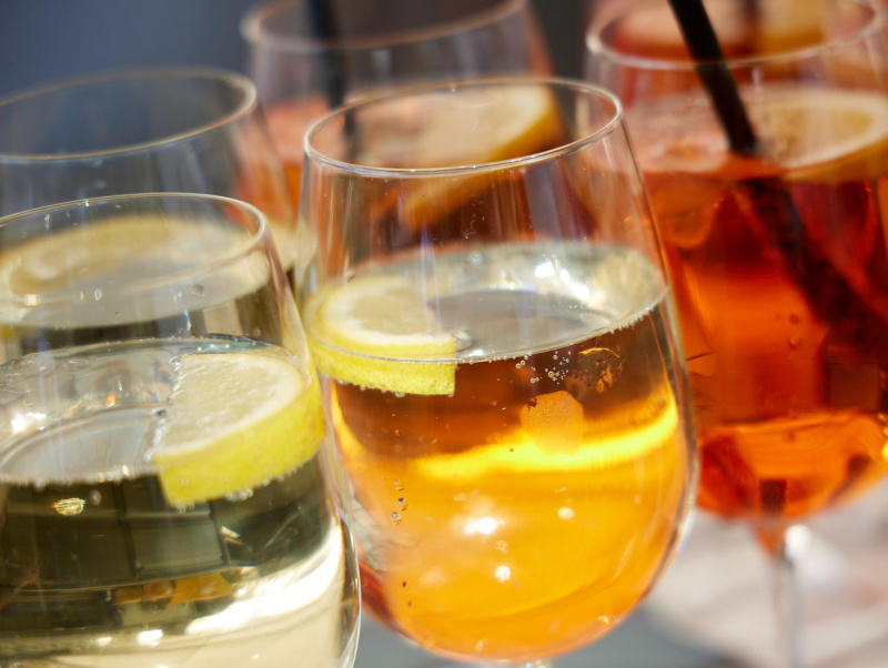 Täter mischen K.O.- Tropfen in Getränke, um ihre meist weiblichen Opfer damit zu betäuben.