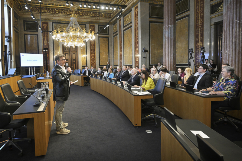 Moderation. Geschäftsführer „Die Bachschmiede“ Bernhard Robotka. Blick Richtung Veranstaltungsteilnehmer:innen