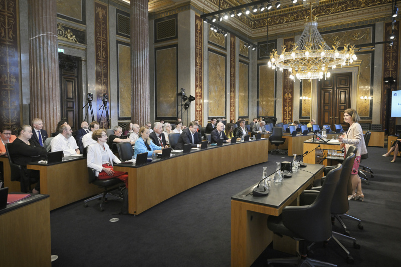 Eröffnungsworte. Bundesratspräsidentin Andrea Eder-Gitschthaler (ÖVP). Blick Richtung Veranstaltungsteilnehmer:innen
