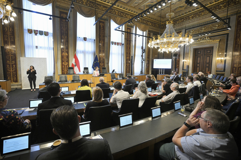 Eröffnungsworte. Bundesratspräsidentin Andrea Eder-Gitschthaler (ÖVP). Blick Richtung Veranstaltungsteilnehmer:innen