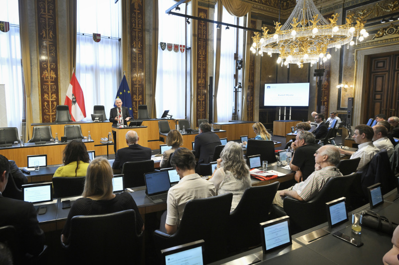 Vortrag. Universitätsprofessor für Arbeits- und Sozialrecht an der Universität Salzburg Rudolf Mosler. Blick Richtung Veranstaltungsteilnehmer:innen