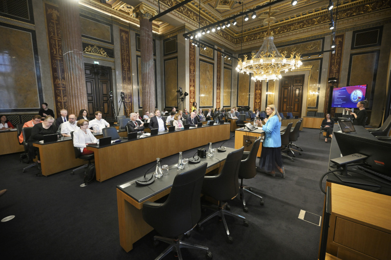 Vortrag. Steuerberaterin und Buchautorin Christiane Holzinger. Blick Richtung Veranstaltungsteilnehmer:innen