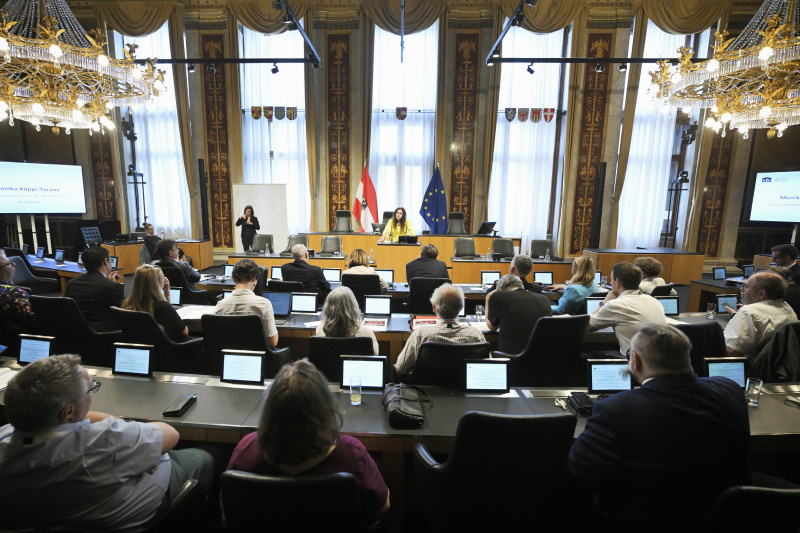 Vortrag. Direktorin von EcoAustria Monika Köppl-Turyna. Blick Richtung Veranstaltungsteilnehmer:innen