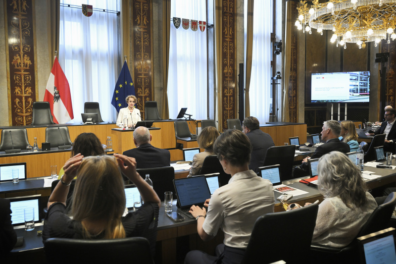 Vortrag. Stellvertretende WIFO-Direktorin und Vorsitzende der Alterssicherungskommission Christiane Mayrhuber. Blick Richtung Veranstaltungsteilnehmer:innen