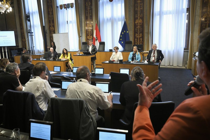 Podiumsdiskussion. Von links: Ökonom WIFO Thomas Url, Direktorin von EcoAustria Monika Köppl-Turyna, Bernhard Robotka, Stellvertretende WIFO-Direktorin und Vorsitzende der Alterssicherungskommission Christiane Mayrhuber, Steuerberaterin und Buchautorin Christiane Holzinger, Universitätsprofessor für Arbeits- und Sozialrecht an der Universität Salzburg Rudolf Mosler