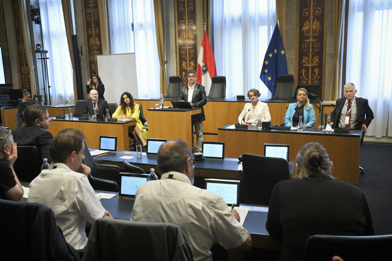 Podiumsdiskussion. Von links: Ökonom WIFO Thomas Url, Direktorin von EcoAustria Monika Köppl-Turyna, Bernhard Robotka, Stellvertretende WIFO-Direktorin und Vorsitzende der Alterssicherungskommission Christiane Mayrhuber, Steuerberaterin und Buchautorin Christiane Holzinger, Universitätsprofessor für Arbeits- und Sozialrecht an der Universität Salzburg Rudolf Mosler