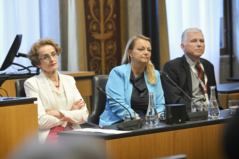 Podiumsdiskussion. Von links: Stellvertretende WIFO-Direktorin und Vorsitzende der Alterssicherungskommission Christiane Mayrhuber, Steuerberaterin und Buchautorin Christiane Holzinger, Universitätsprofessor für Arbeits- und Sozialrecht an der Universität Salzburg Rudolf Mosler