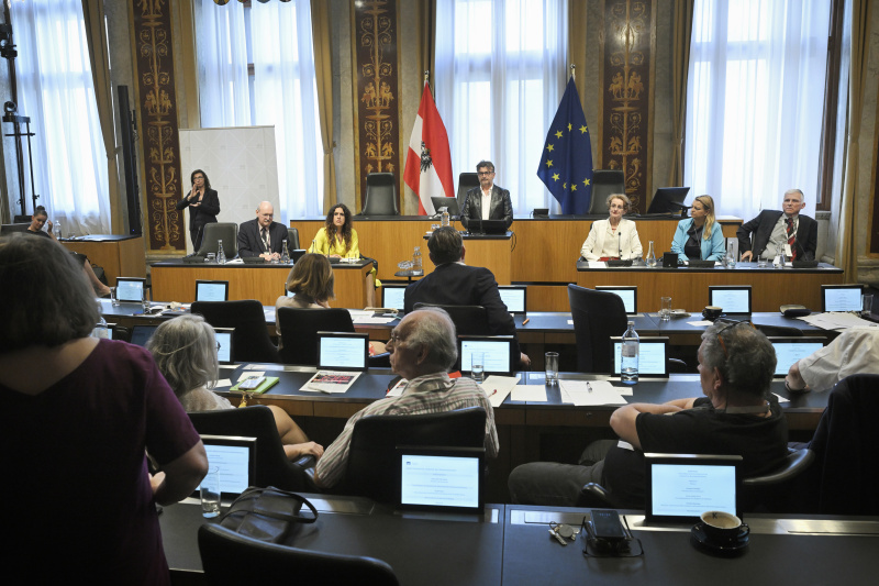 Podiumsdiskussion. Von links: Ökonom WIFO Thomas Url, Direktorin von EcoAustria Monika Köppl-Turyna, Bernhard Robotka, Stellvertretende WIFO-Direktorin und Vorsitzende der Alterssicherungskommission Christiane Mayrhuber, Steuerberaterin und Buchautorin Christiane Holzinger, Universitätsprofessor für Arbeits- und Sozialrecht an der Universität Salzburg Rudolf Mosler