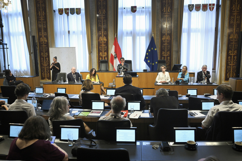 Podiumsdiskussion. Von links: Ökonom WIFO Thomas Url, Direktorin von EcoAustria Monika Köppl-Turyna, Bernhard Robotka, Stellvertretende WIFO-Direktorin und Vorsitzende der Alterssicherungskommission Christiane Mayrhuber, Steuerberaterin und Buchautorin Christiane Holzinger, Universitätsprofessor für Arbeits- und Sozialrecht an der Universität Salzburg Rudolf Mosler