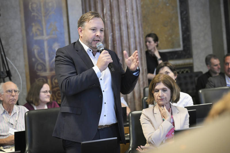 Podiumsdiskussion. Frage aus dem Publikum. Am Wort Bundesrat Franz Ebner (ÖVP)