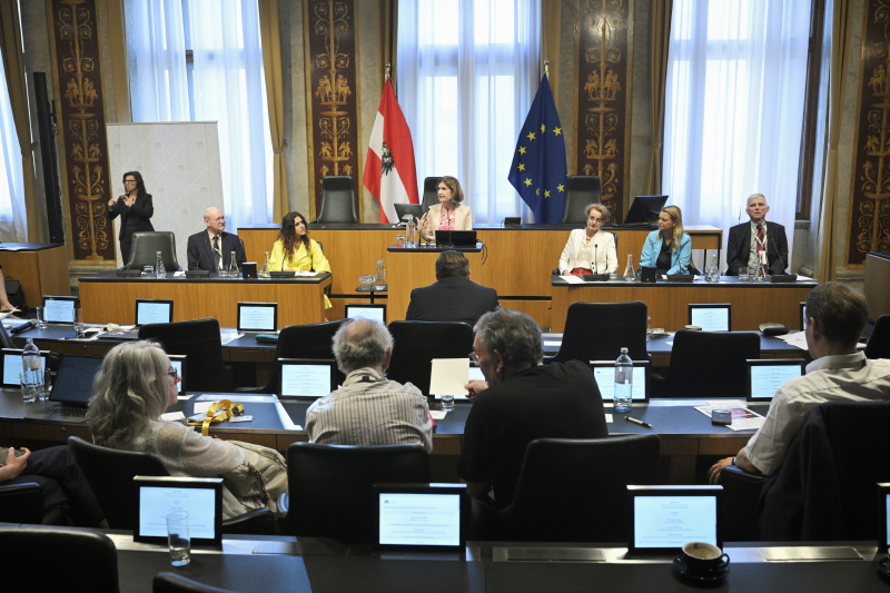 Abschlussworte. Bundesratspräsidentin Andrea Eder-Gitschthaler (ÖVP). Von links: Ökonom WIFO Thomas Url, Direktorin von EcoAustria Monika Köppl-Turyna, Bundesratspräsidentin Andrea Eder-Gitschthaler (ÖVP), Stellvertretende WIFO-Direktorin und Vorsitzende der Alterssicherungskommission Christiane Mayrhuber, Steuerberaterin und Buchautorin Christiane Holzinger, Universitätsprofessor für Arbeits- und Sozialrecht an der Universität Salzburg Rudolf Mosler