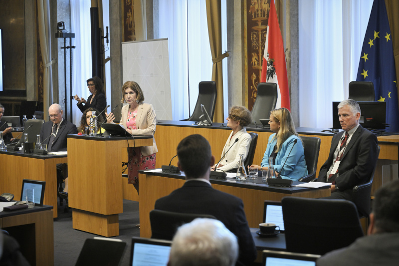 Abschlussworte. Bundesratspräsidentin Andrea Eder-Gitschthaler (ÖVP). Von links: Ökonom WIFO Thomas Url, Direktorin von EcoAustria Monika Köppl-Turyna, Bundesratspräsidentin Andrea Eder-Gitschthaler (ÖVP), Stellvertretende WIFO-Direktorin und Vorsitzende der Alterssicherungskommission Christiane Mayrhuber, Steuerberaterin und Buchautorin Christiane Holzinger, Universitätsprofessor für Arbeits- und Sozialrecht an der Universität Salzburg Rudolf Mosler