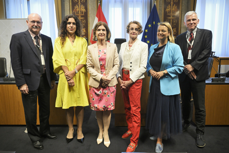 Von links: Ökonom WIFO Thomas Url, Direktorin von EcoAustria Monika Köppl-Turyna, Bundesratspräsidentin Andrea Eder-Gitschthaler (ÖVP), Stellvertretende WIFO-Direktorin und Vorsitzende der Alterssicherungskommission Christiane Mayrhuber, Steuerberaterin und Buchautorin Christiane Holzinger, Universitätsprofessor für Arbeits- und Sozialrecht an der Universität Salzburg Rudolf Mosler