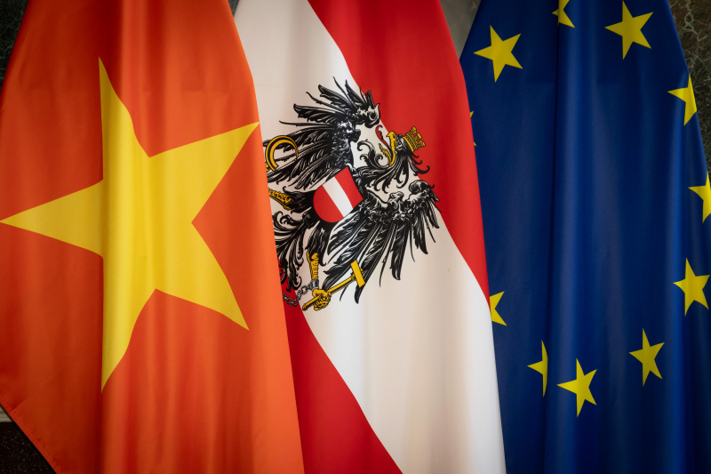 Fahnen von Vietnam, Österreich und der Europäischen Union