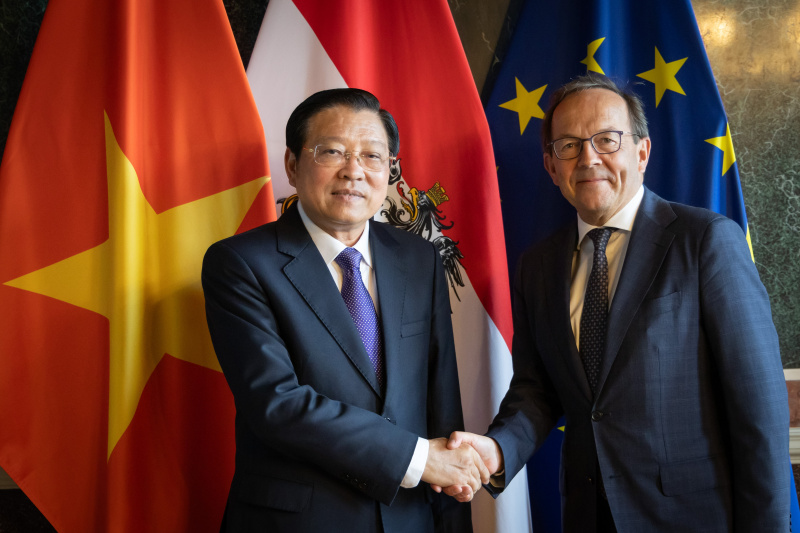 Fahnenfoto. Von rechts: Zweiter Nationalratspräsidenten Peter Haubner (ÖVP), Vorsitzender des Innenausschusses der Kommunistischen Partei Vietnams Dinh Trac Phan