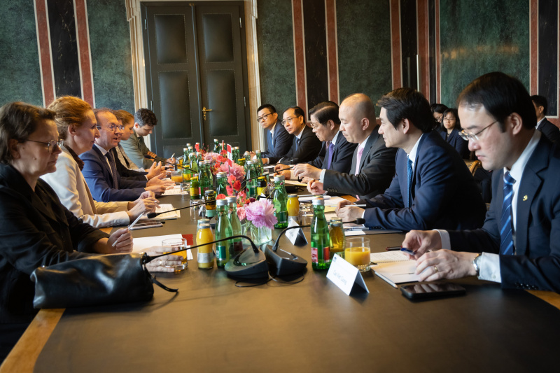 Aussprache. Linke Tischhälfte: Österreichische Delegation unter der Leitung von Zweitem Nationalratspräsidenten Peter Haubner (ÖVP) (3. von links). Rechte Tischhälfte: Vietnamesische Delegation unter der Leitung des Vorsitzenden des Innenausschusses der Kommunistischen Partei Vietnams Dinh Trac Phan (4. von rechts)