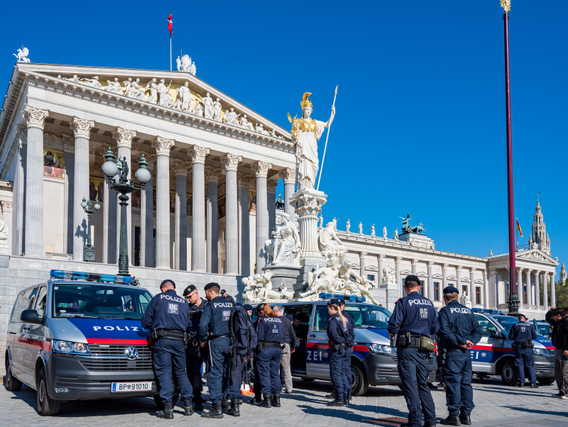 Polizei vor dem Parlament