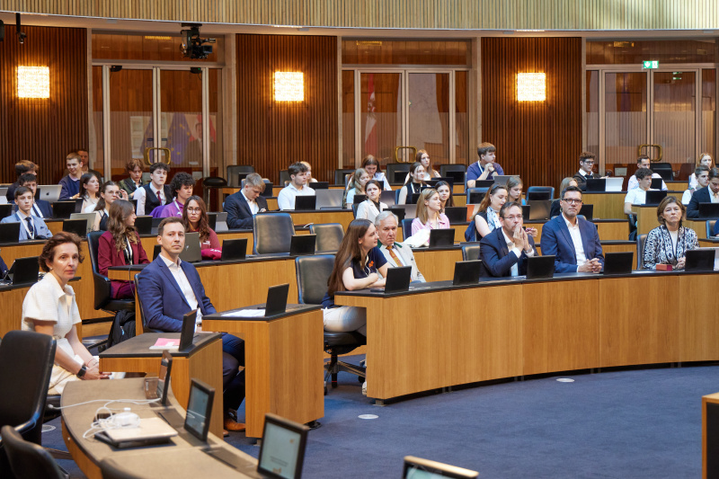 Von links: Nationalratsabgeordnete Martina von Künsberg Sarre (NEOS), Nationalratsabgeordneter Nico Marchetti (ÖVP), Bundesschulsprecherin Mira Langhammer, Nationalratspräsident Walter Rosenkranz (FPÖ), Nationalratsabgeordneter Hermann Brückl (FPÖ), Nationalratsabgeordneter Heinrich Himmer (SPÖ), Nationalratsabgeordnete Elisabeth Götze (GRÜNE)