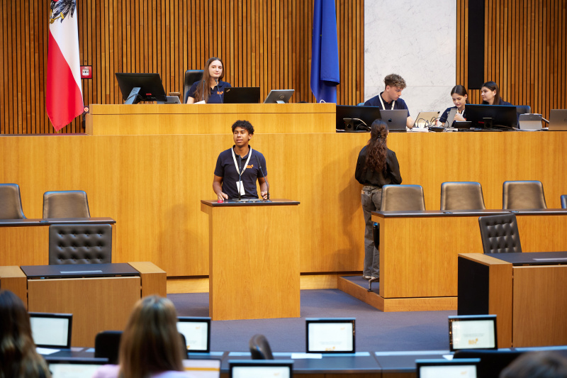 Delegierte am Redner:innenpult