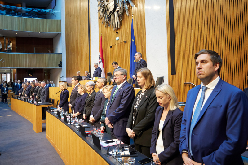 Nationalratspräsident Walter Rosenkranz (FPÖ) am Präsidium. Blick Richtung Regierungsbank