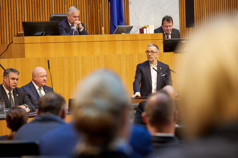 Am Redner:innenpult: Klubobmann Herbert Kickl (FPÖ)