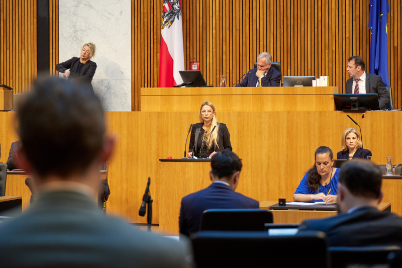 Am Redner:innenpult: Nationalratsabgeordnete Juliane Bogner-Strauß (ÖVP)