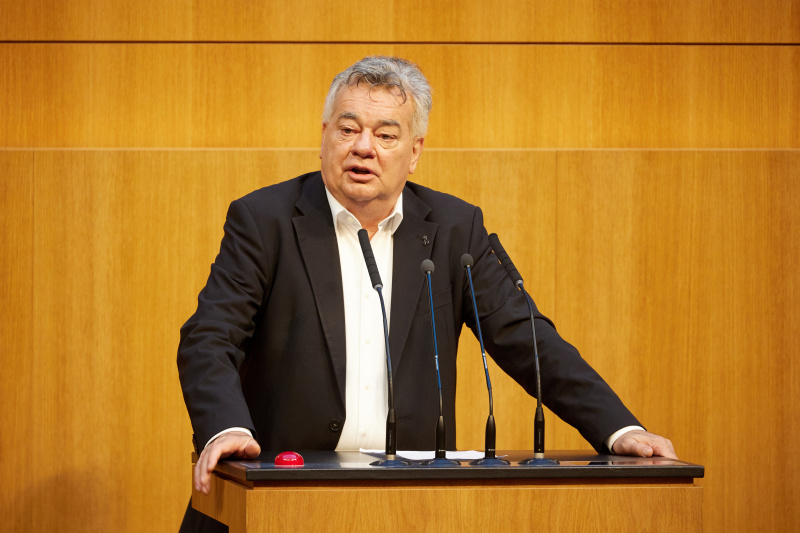 Am Redner:innenpult: Klubobmann Werner Kogler (GRÜNE)