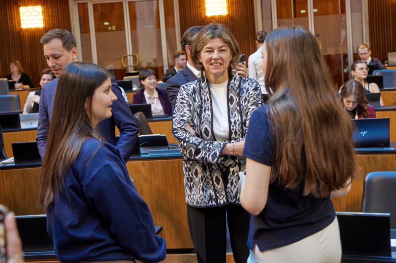 Nationalratsabgeordnete Elisabeth Götze (GRÜNE) mit Delegierten