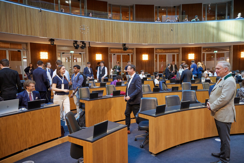Nationalratspräsident Walter Rosenkranz (FPÖ) mit Delegierten