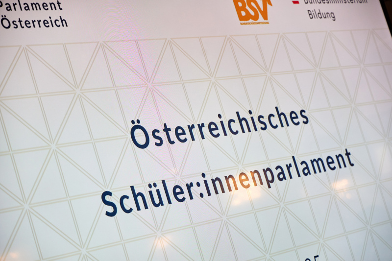 Monitor mit Veranstaltungstitel