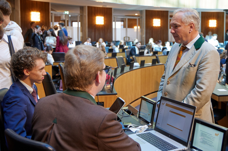 Nationalratspräsident Walter Rosenkranz (FPÖ) mit Delegierten