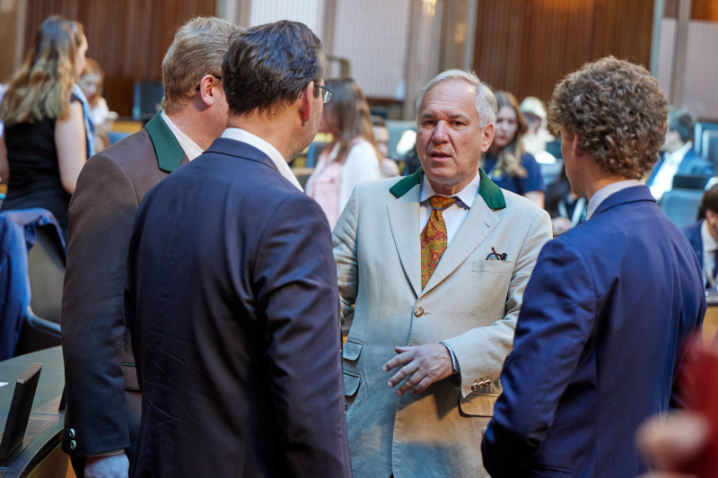 Nationalratspräsident Walter Rosenkranz (FPÖ) mit Delegierten