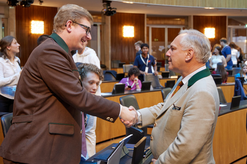 Nationalratspräsident Walter Rosenkranz (FPÖ) mit Delegierten
