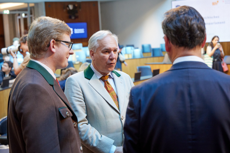 Nationalratspräsident Walter Rosenkranz (FPÖ) mit Delegierten