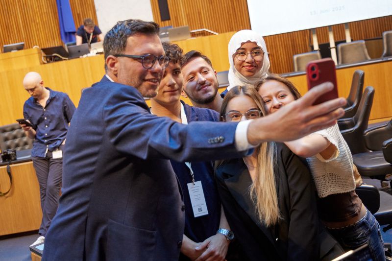 Nationalratsabgeordneter Heinrich Himmer (SPÖ) mit Delegierten