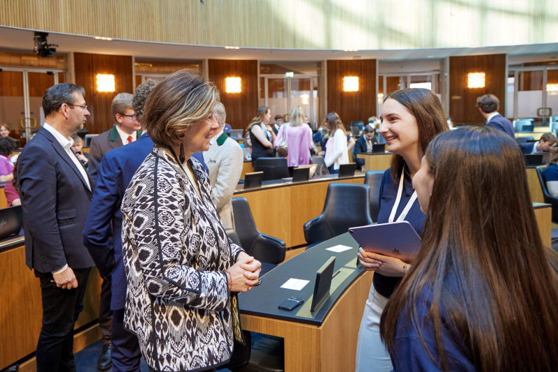 Nationalratsabgeordnete Elisabeth Götze (GRÜNE) mit Delegierten