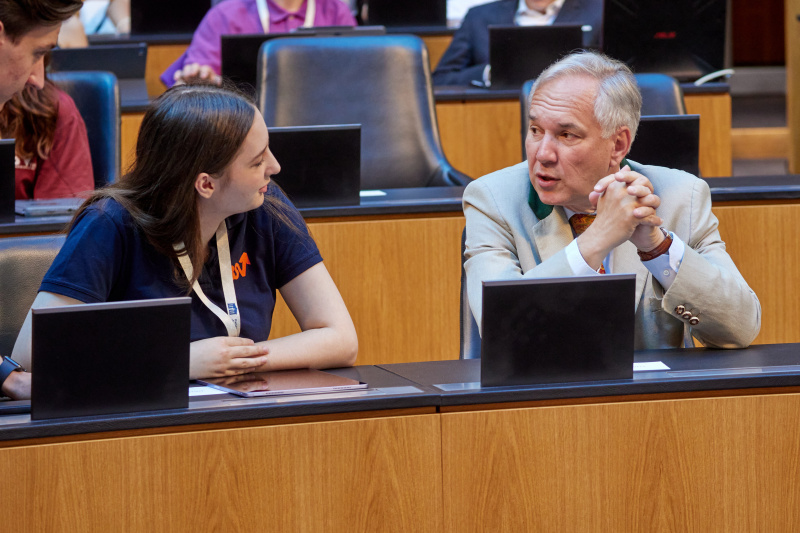 Von rechts: Nationalratspräsident Walter Rosenkranz (FPÖ), Bundesschulsprecherin Mira Langhammer