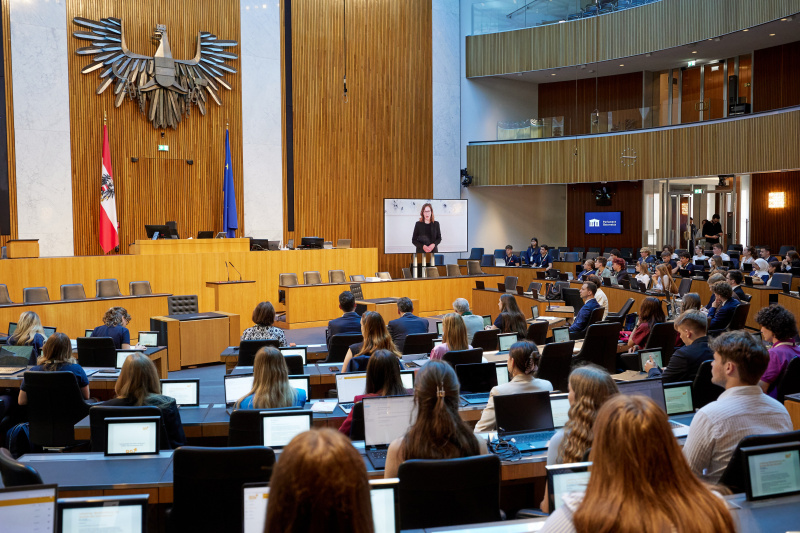 Grußbotschaft. Familienministerin Claudia Plakolm (ÖVP)