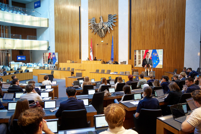 Grußbotschaft. Bildungsminister Christoph Wiederkehr (NEOS)