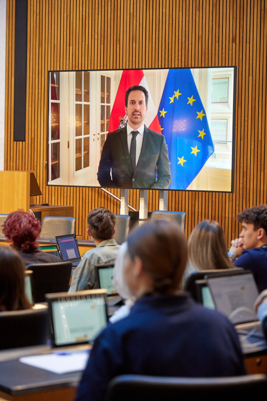 Grußbotschaft. Bildungsminister Christoph Wiederkehr (NEOS)