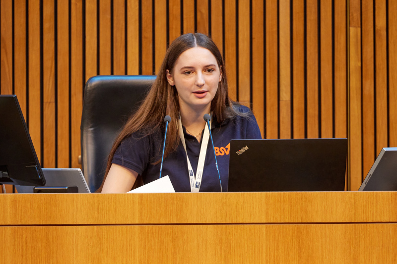 Bundesschulsprecherin Mira Langhammer am Präsidium