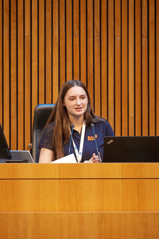 Bundesschulsprecherin Mira Langhammer am Präsidium